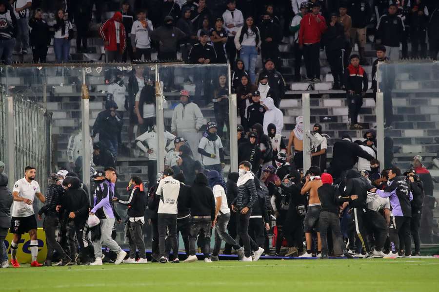 Se produjo una estampida en el Monumental de Santiago
