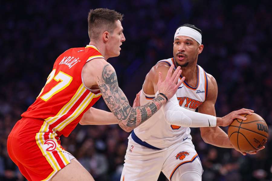 Vít Krejčí brání v duelu s New York Knicks.