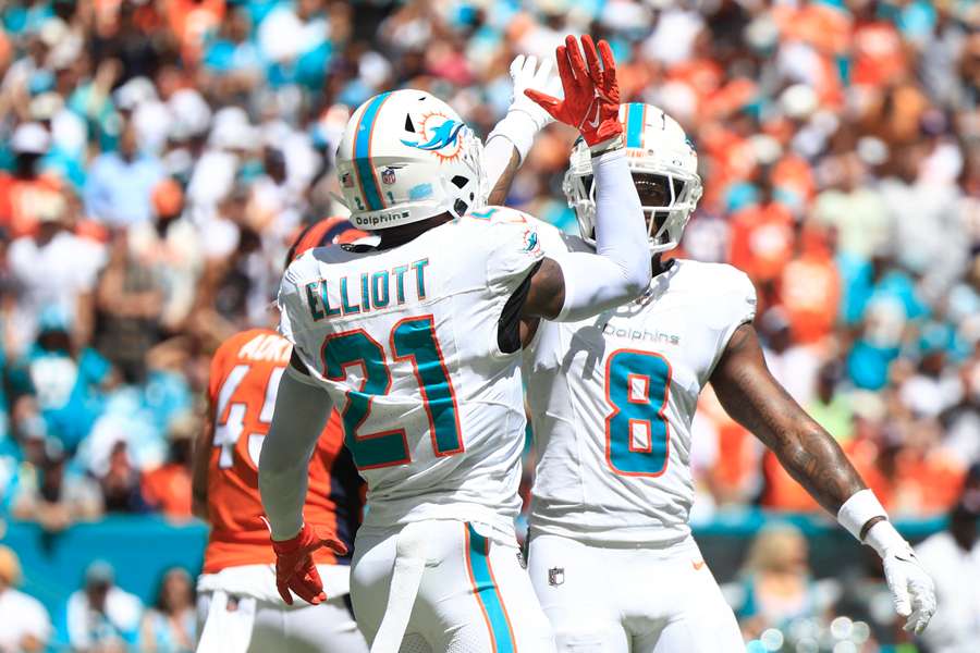 DeShon Elliott e Jevon Holland se cumprimentam em passeio dos Dolphins