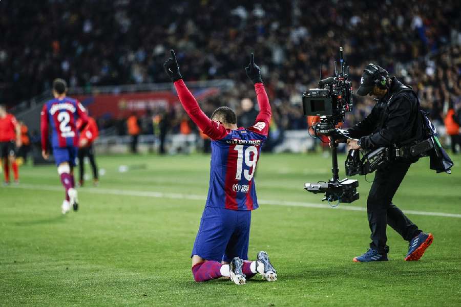 Roque celebrates his first goal for Barça