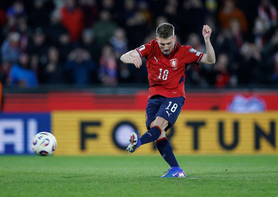 Michal Sadilek slots home his penalty for Czech Republic