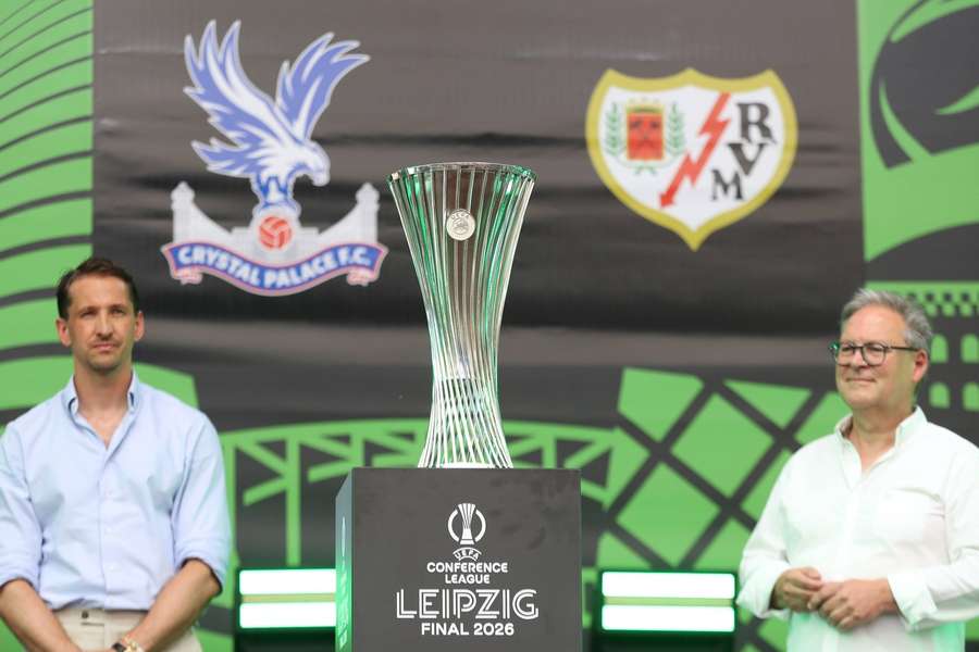O trofej sa hrá v stredu večer. O trofej sa hrá v stredu večer.