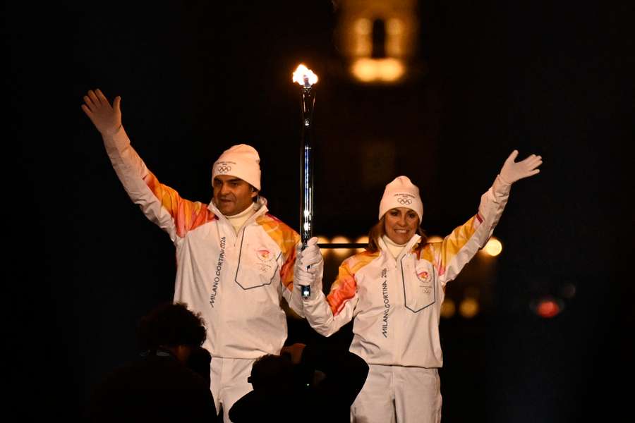 Tomba e Compagnoni con la fiaccola olimpica