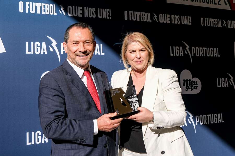 Jaime Antunes, vice-presidente do Benfica, com Helena Pires, CEO da Liga Portugal