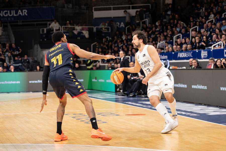 Sergio Llull, ante Stan Okoye Sergio Llull, ante Stan Okoye
