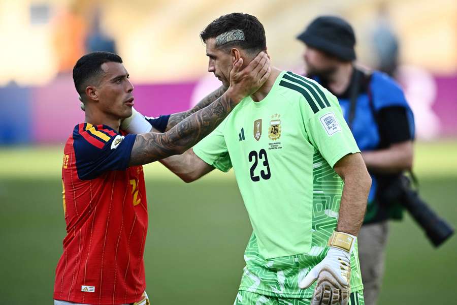 Emiliano Martínez, consolado por Pedro Porro tras la final del Mundial