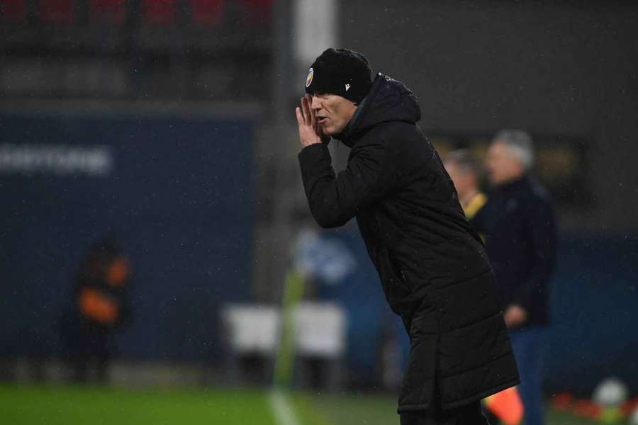 Trenér Martin Hyský udílí svým svěřencům pokyny při utkání s Olomoucí. Trenér Martin Hyský udílí svým svěřencům pokyny při utkání s Olomoucí.