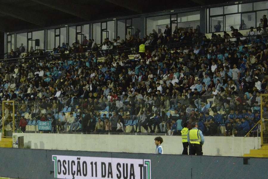 Os adeptos do 1.º Dezembro no apoio à equipa