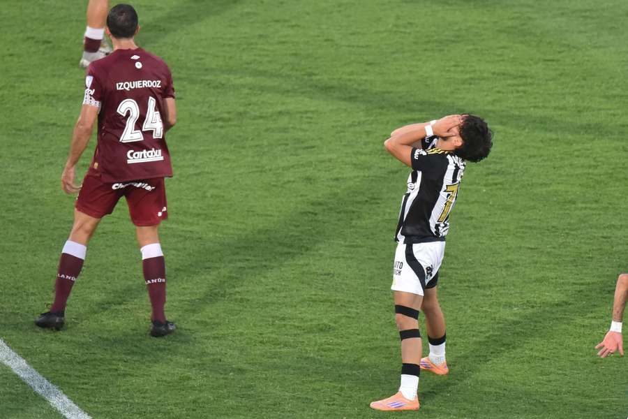 Biel lamenta gol perdido em Lanús x Atlético-MG