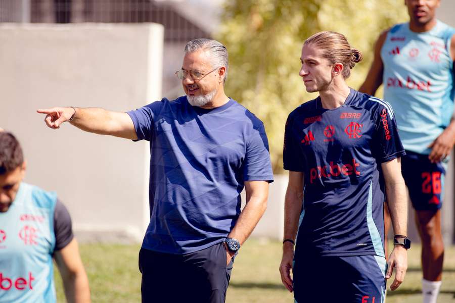 O português José Boto com o treinador Filipe Luís