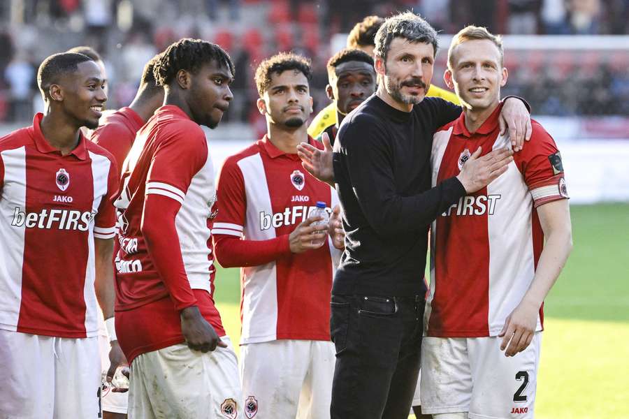 Van Bommel met zijn spelers na afloop van de wedstrijd tegen Anderlecht