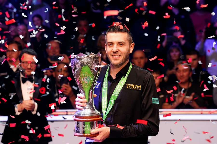 Mark Selby bejubelt den Titel. Mark Selby bejubelt den Titel.