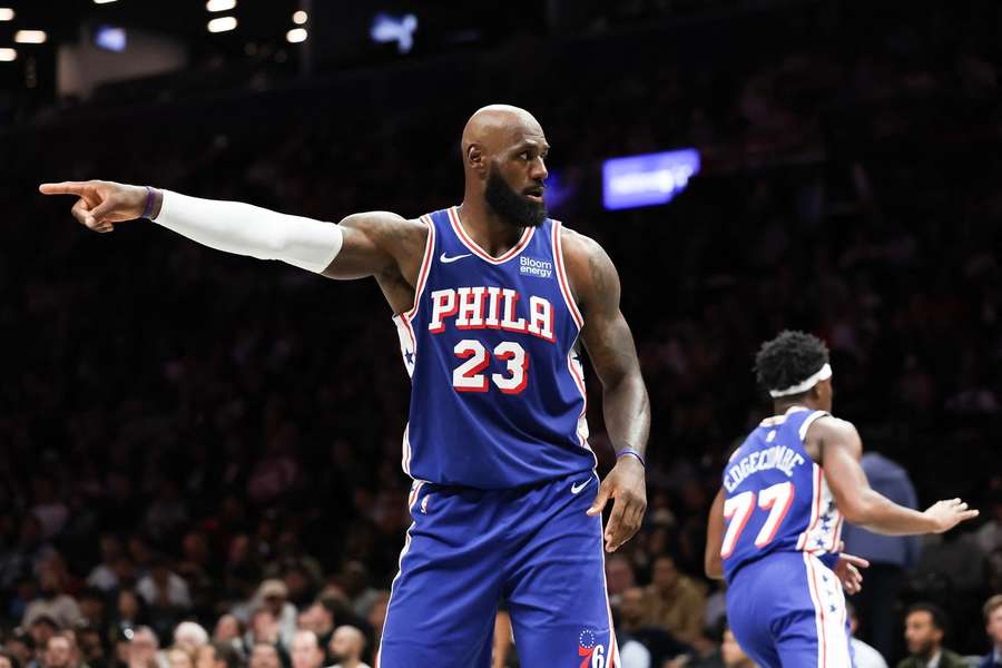 LeBron James erzielte zehn Punkte beim Philadelphia-Debüt LeBron James erzielte zehn Punkte beim Philadelphia-Debüt