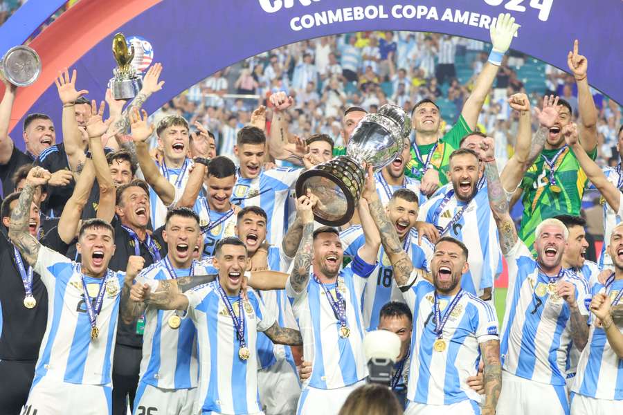 Argentina levanta su segunda Copa América consecutiva