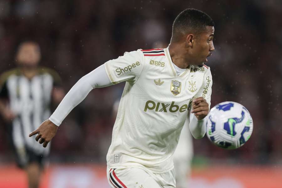 Samuel Lino fez boa estreia com a camisa do Fla