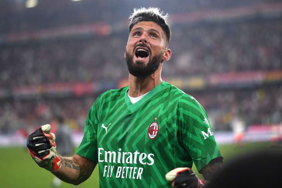 Giroud jogou no gol contra o Genoa e fez uma defesaça