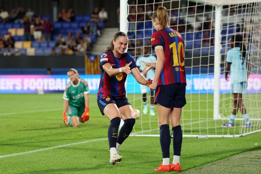 Ewa Pajor z FC Barcelona świętuje zdobycie trzeciej bramki dla swojej drużyny wraz z koleżanką z drużyny Caroline Graham Hansen. Ewa Pajor z FC Barcelona świętuje zdobycie trzeciej bramki dla swojej drużyny wraz z koleżanką z drużyny Caroline Graham Hansen.