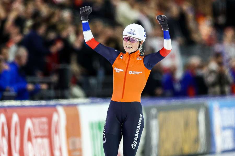 Groenewoud prolongeert wereldtitel op massastart met lange solo