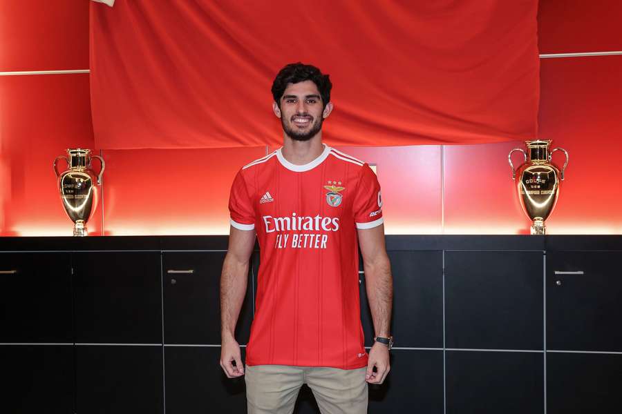 Gonçalo Guedes posa con la camiseta del Benfica