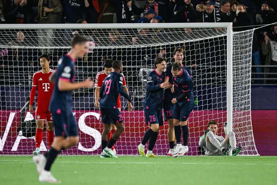 Viking celebrate their late equalizer against Bayern Viking celebrate their late equalizer against Bayern