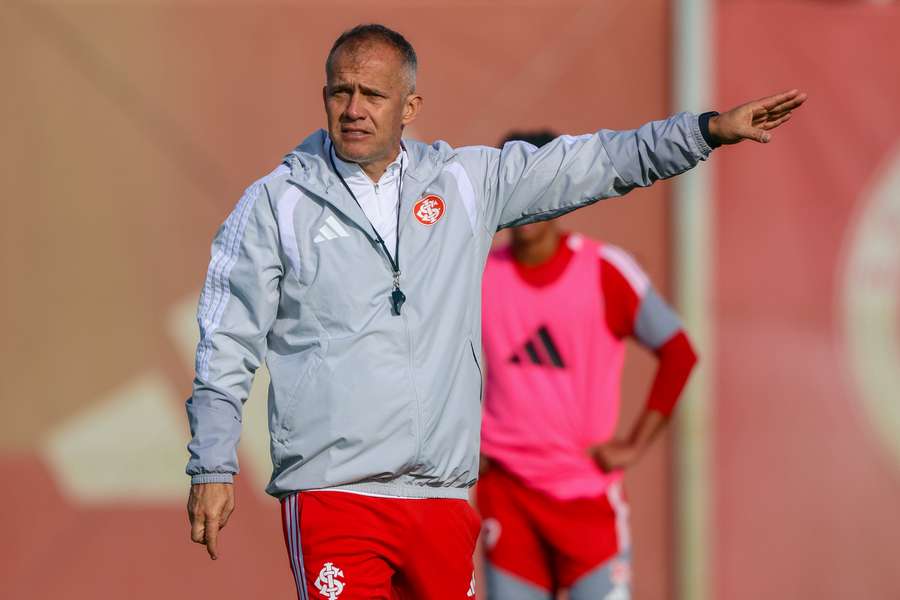 Eduardo Baptista tentará salvar o Internacional do rebaixamento Eduardo Baptista tentará salvar o Internacional do rebaixamento