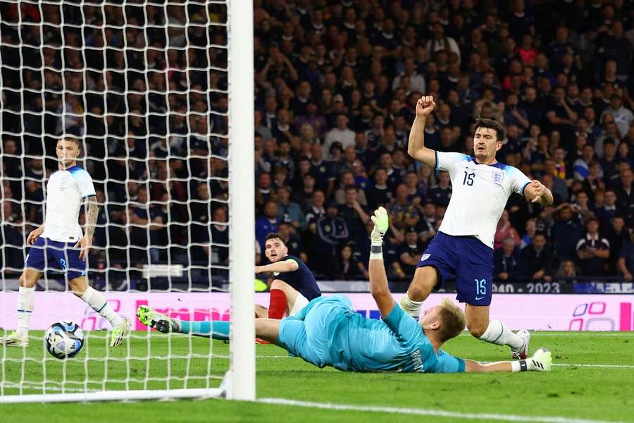 Harry Maguire scorer selvmål i venskabskampen mod England