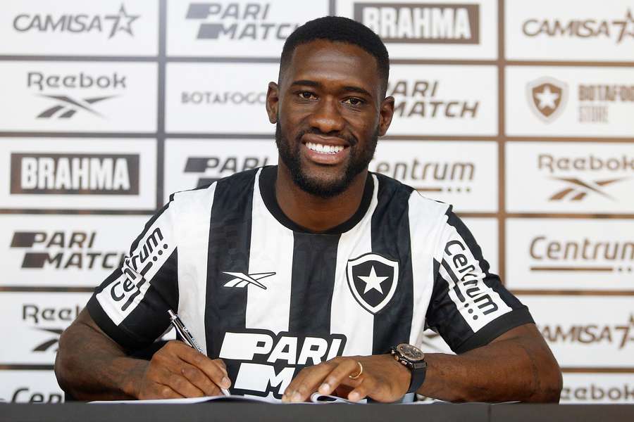 Bastos assinou com o Botafogo até o fim de 2024