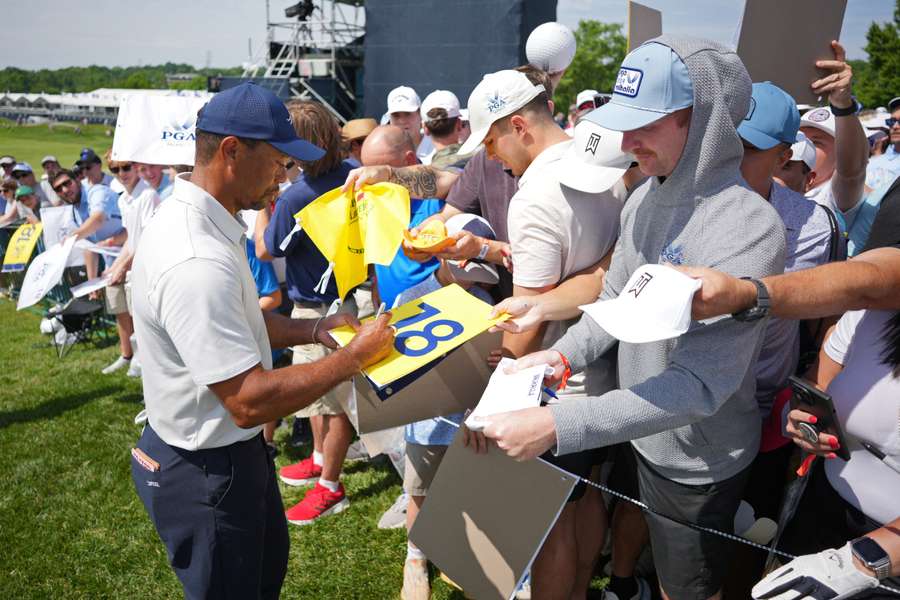 Tiger Woods dá autógrafos aos fãs