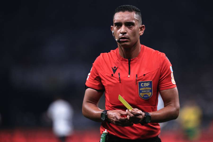 André Luiz Skettino deu uma grande penalidade ao Flamengo nos descontos