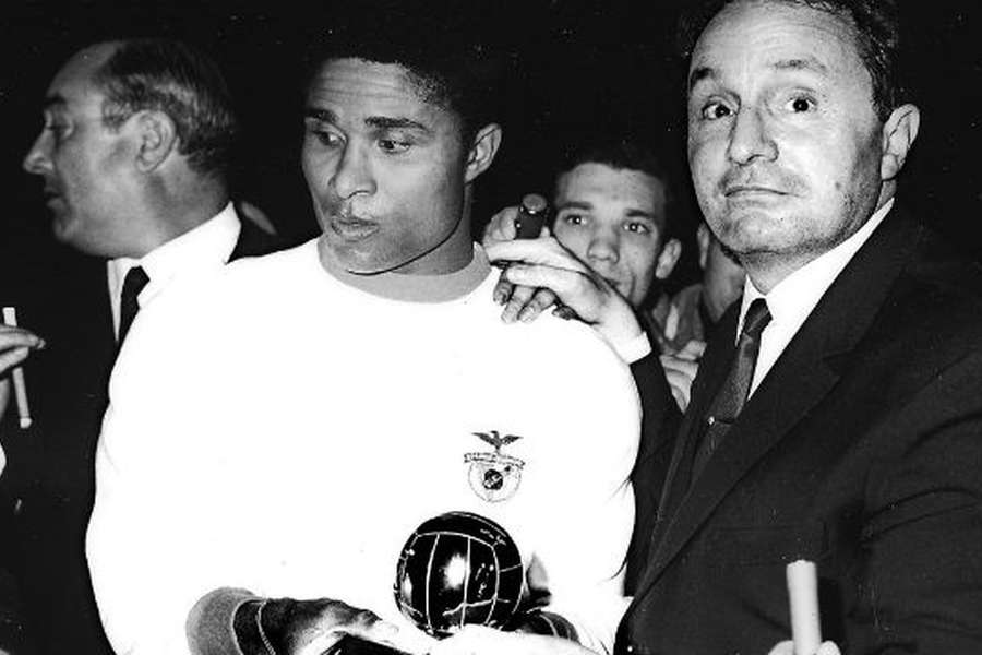 Eusébio com a Bola de Ouro de 1965 Eusébio com a Bola de Ouro de 1965