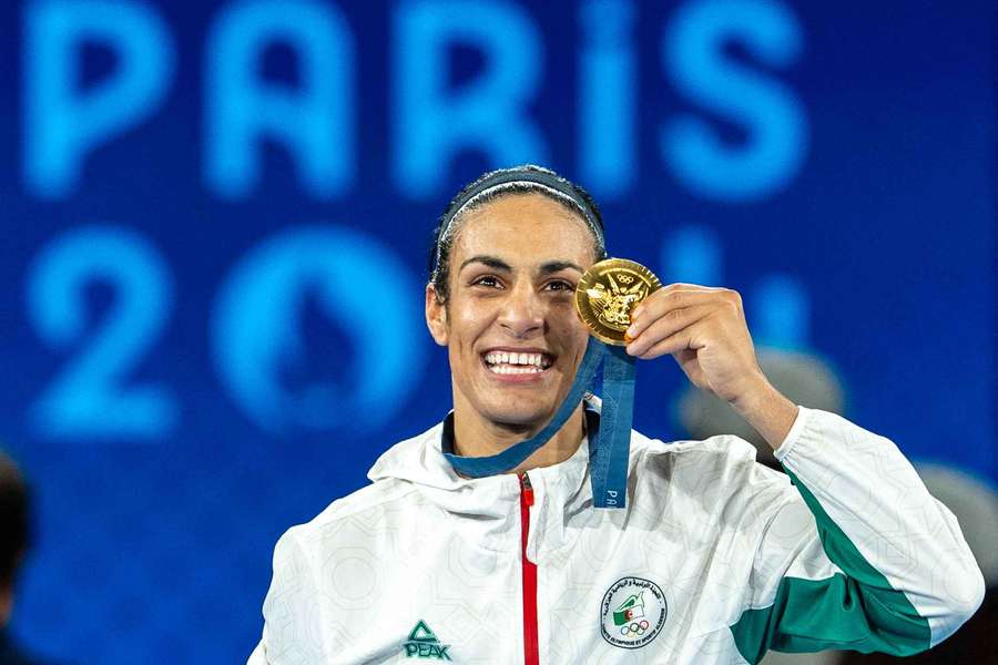 Khelif com a medalha de ouro