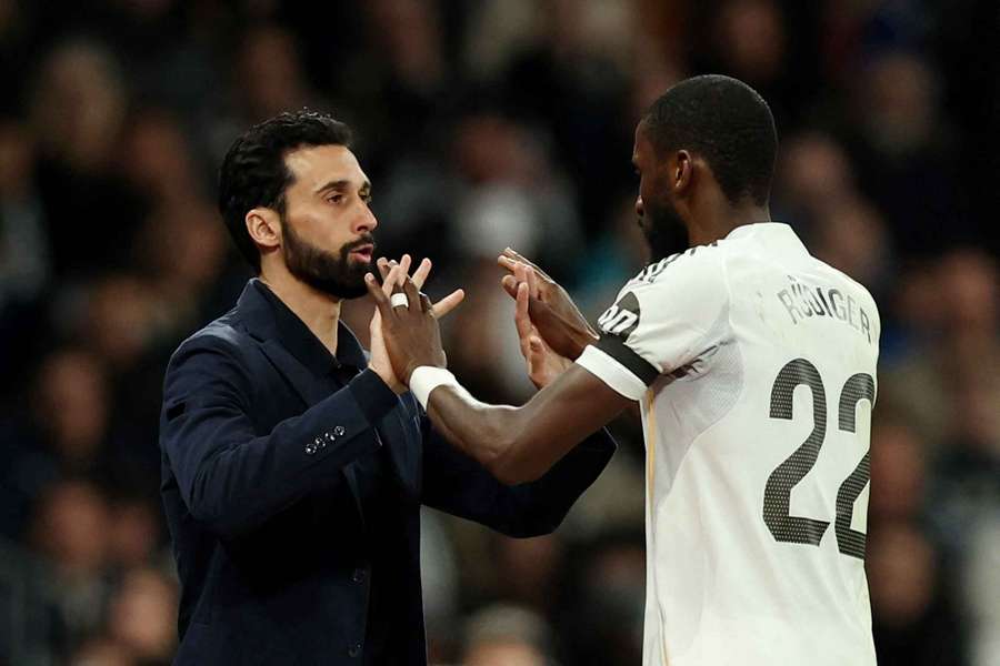 Alvaro Arbeloa klatscht mit Antonio Rüdiger ab.