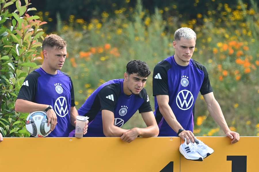 Die Bayern-Stars Kimmich (l.) und Pavloci (m.) sowie Bayers Wirtz im Training des DFB-Teams