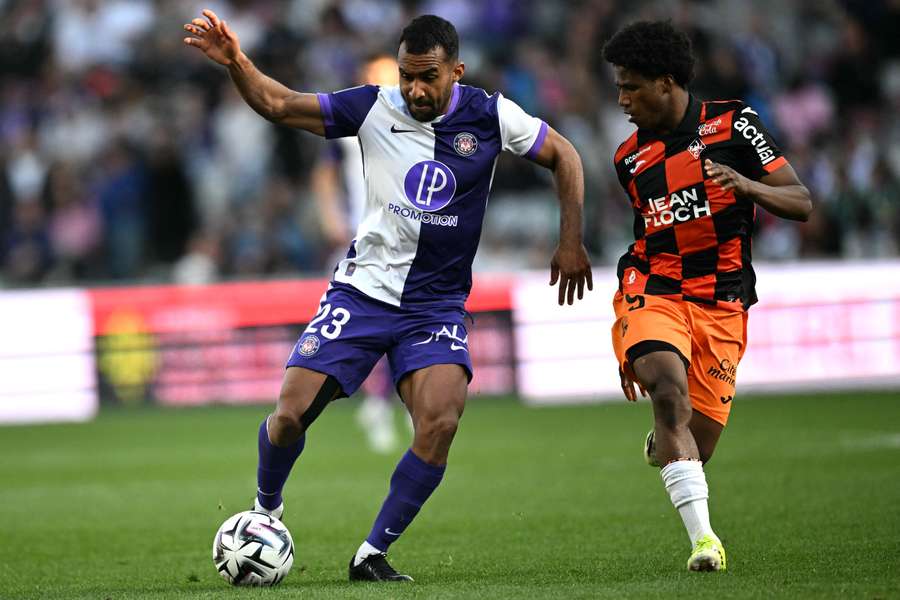 Casseres face à Togolese durant Toulouse Lorient. 