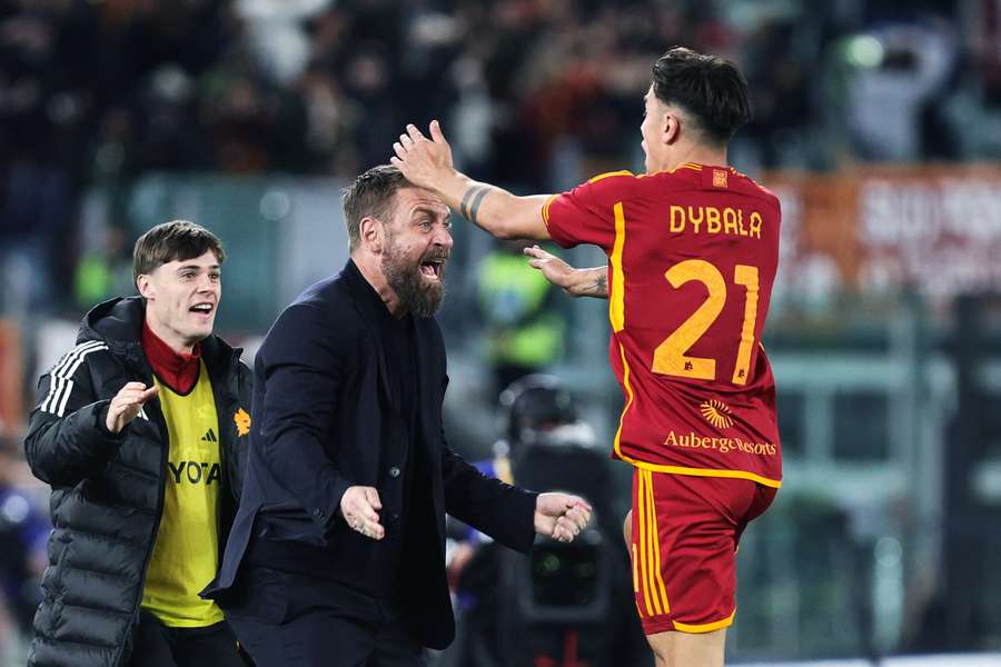 De Rossi y Dybala celebran un gol.