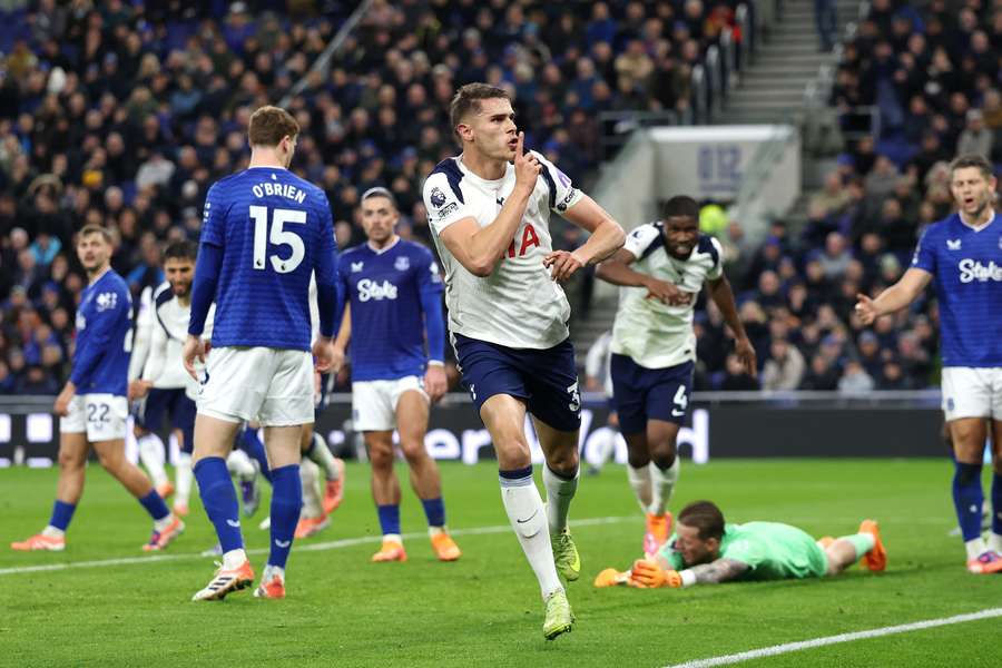 Van de Ven marcou pelo Tottenham Van de Ven marcou pelo Tottenham