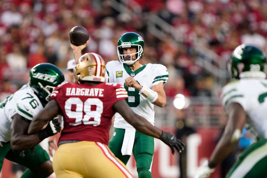 Aaron Rodgers, dos New York Jets, faz um passe contra San Francisco 49ers.