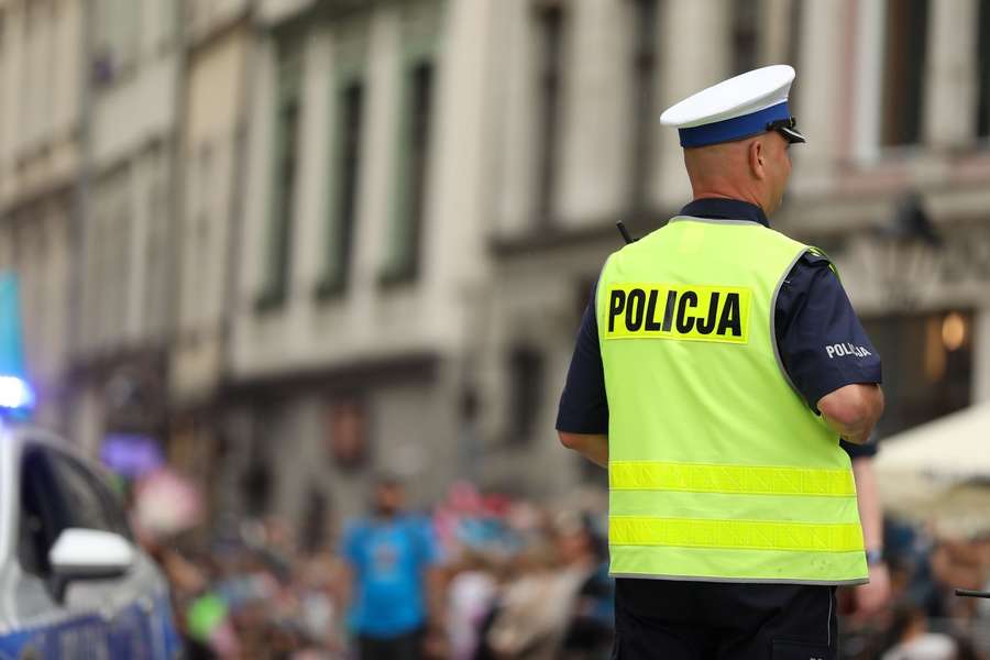 Policja bierze udział w Marszu Małopolskich Smoków i Innych Stworzeń, który przechodzi ulicą Grodzką na Rynek Główny w Krakowie