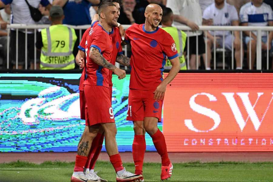 Chiricheș (dreapta) a fost scos de pe lista UEFA Chiricheș (dreapta) a fost scos de pe lista UEFA