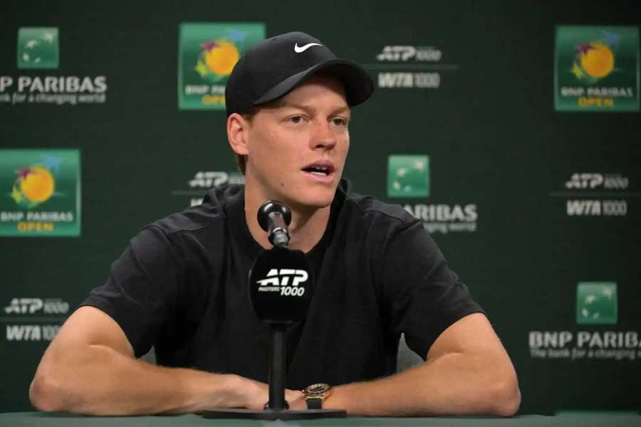 Sinner na jednej z tlačových konferencií.