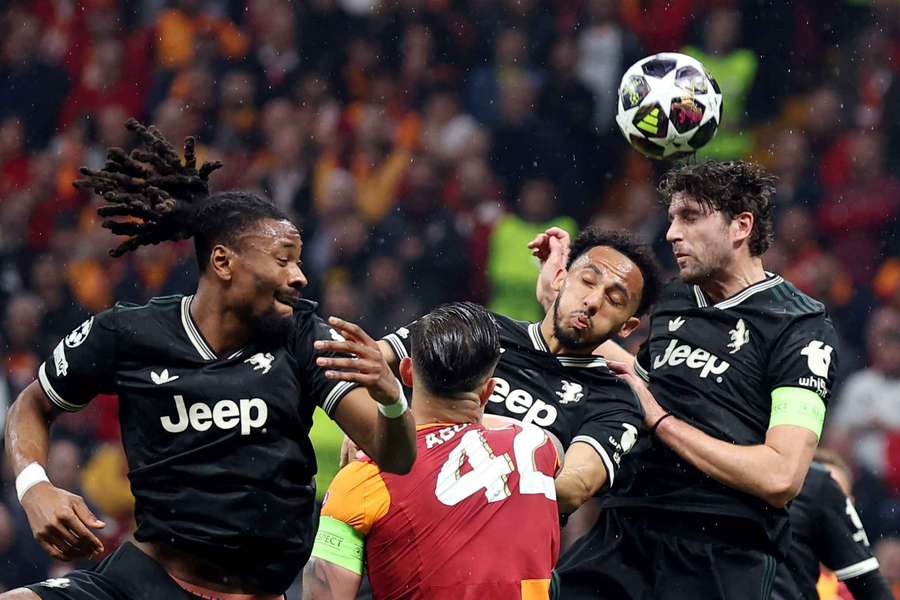 Abdulkerim Bardakci del Galatasaray in azione con gli juventini Khephren Thuram, Lloyd Kelly e Manuel Locatelli Abdulkerim Bardakci del Galatasaray in azione con gli juventini Khephren Thuram, Lloyd Kelly e Manuel Locatelli