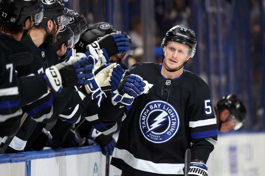 Piąte z rzędu zwycięstwo Lightning w NHL. Kluczowy gol Guentzela Piąte z rzędu zwycięstwo Lightning w NHL. Kluczowy gol Guentzela