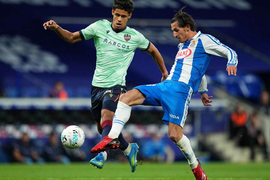 Raghouber le quita el balón a Milla 