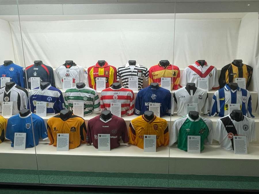 Vitrine com camisas históricas no Museu do Futebol, em Glasgow Vitrine com camisas históricas no Museu do Futebol, em Glasgow