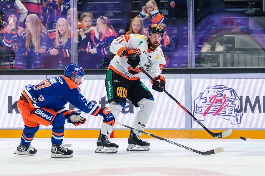 Siikonen (pitcured playing vs Tappara) scored four points