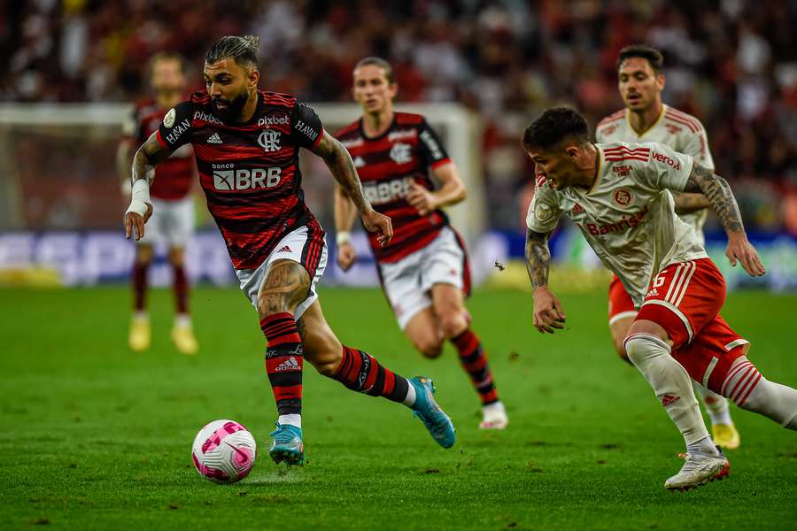 Gabigol admite que forçou 3º amarelo: “Eu tinha que tomar”