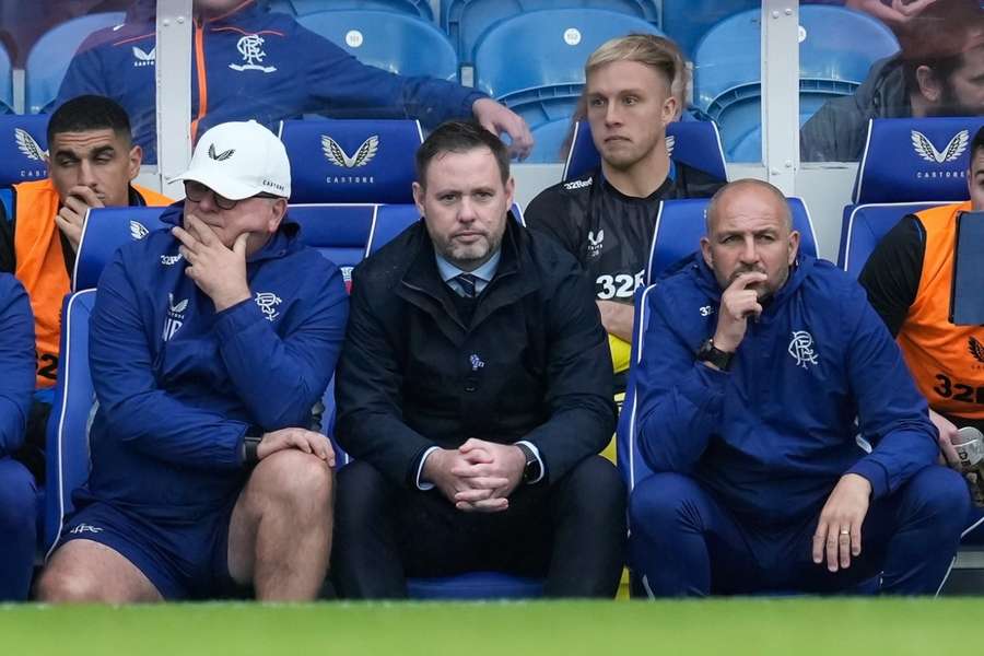 Michael Beale kijkt toe tijdens de wedstrijd tegen Aberdeen op zaterdag