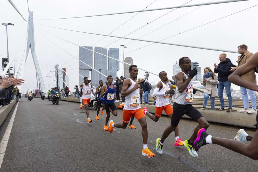 Bashir Abdi (R), Abdi Nageeye (2nd R), Bazezew Asmare (L) tijdens de 42e editie van de NN Marathon Rotterdam