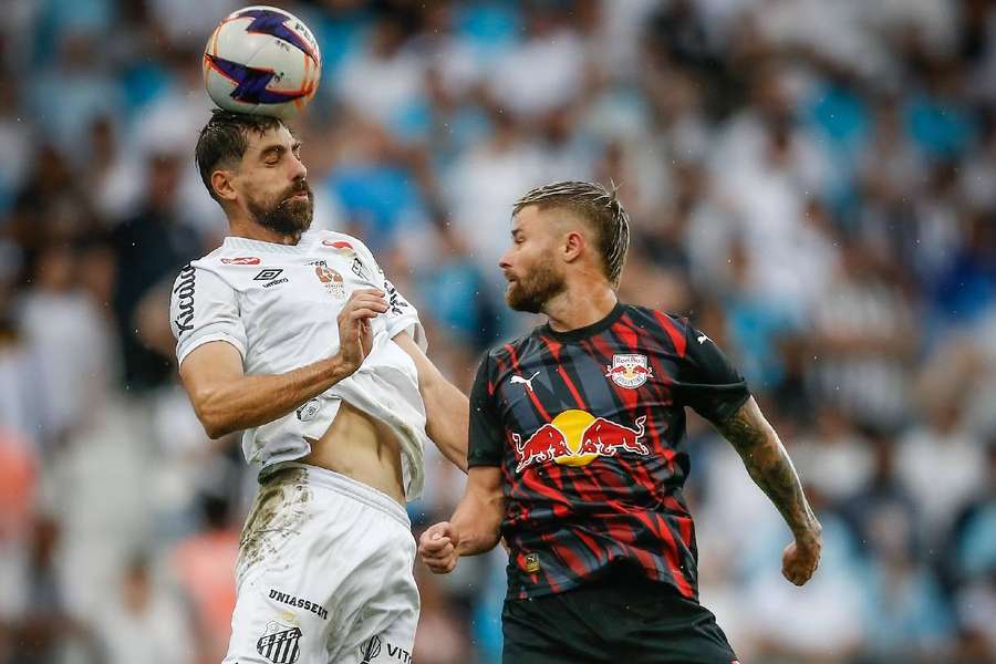 Sasha levou perigo, nos dois tempos, à meta santista