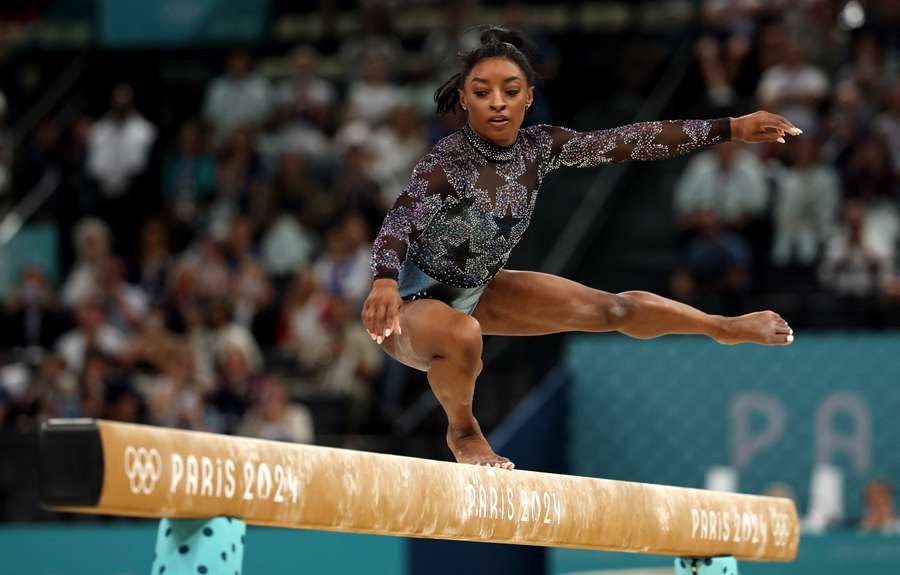 Simone Biles op de balk in Parijs